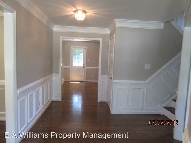 Building Photo - 8100 Hillcreek Dr