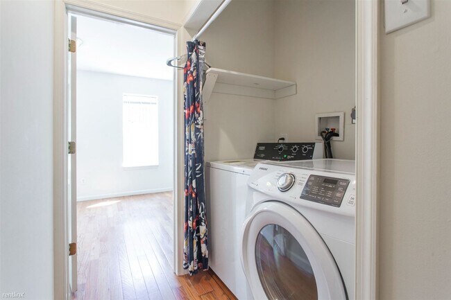 Foto del edificio - 5 br, 2 bath House - 1739 FONTAIN ST