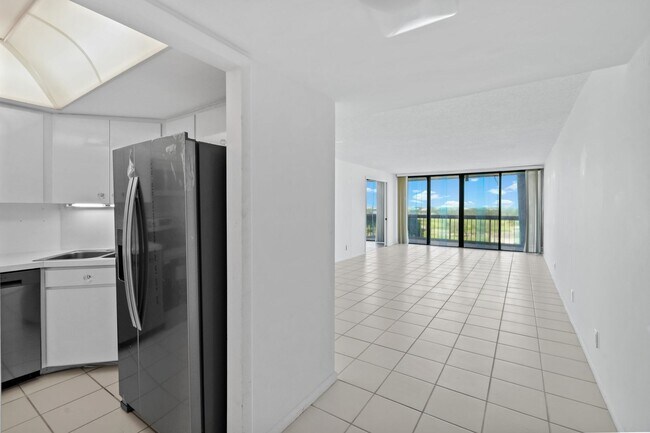 Foto del edificio - AVAILABLE SOON....Spectacular 2-Bed/2-Bath...