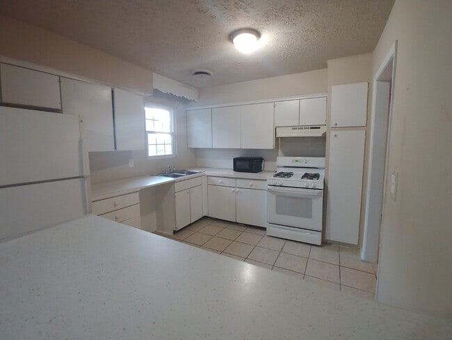 Building Photo - 1110 E 64th St