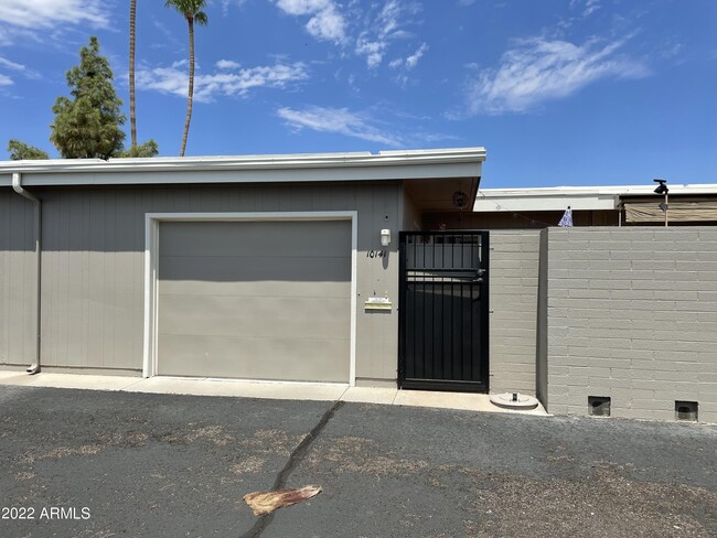 Building Photo - 10141 W Campana Dr