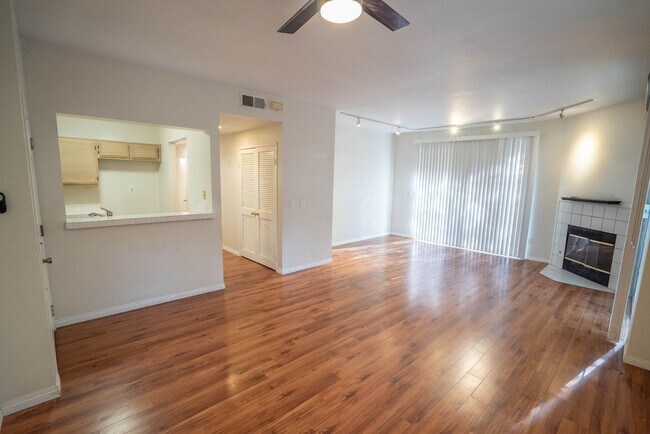 Foto del edificio - COMING SOON! 2-Bedroom Condo with some Uti...