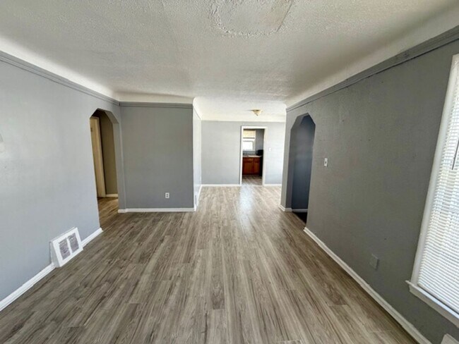 Foto del edificio - For Lease: Totally updated 3 Bedroom 1 Bath Welcome Section 8 Call 313-429-3244 KPM Detroit