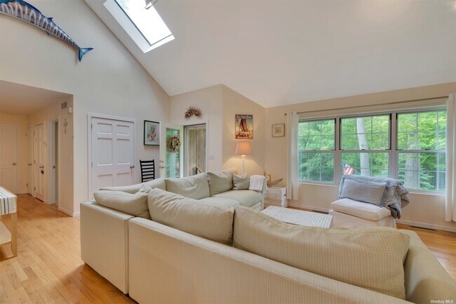 Foto del edificio - 37 Bittersweet Ave