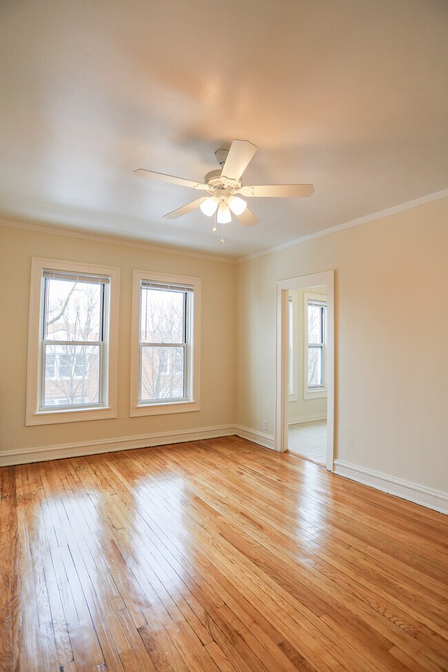 Foto del edificio - 5011 N Damen Ave