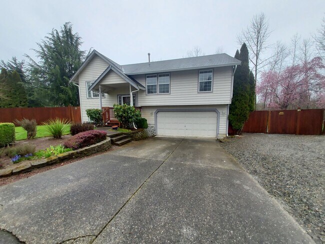 Foto del edificio - 4 bedroom 2.75 bath, Huge Fenced Yard with Landscaping Included!!