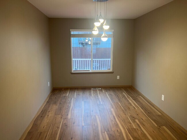 Building Photo - Spacious 4 Bedroom Spanaway Home