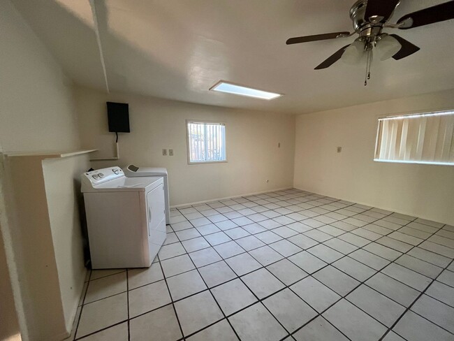Building Photo - 3 bedroom 1 bath home with yard and covere...