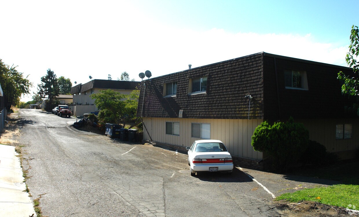 Building Photo - Harnley's Hillside Apartments