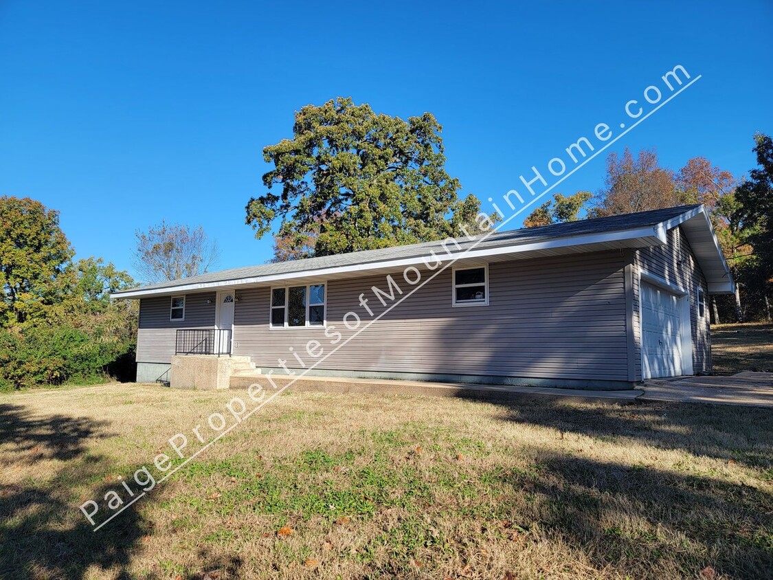 Primary Photo - Country Home in Midway