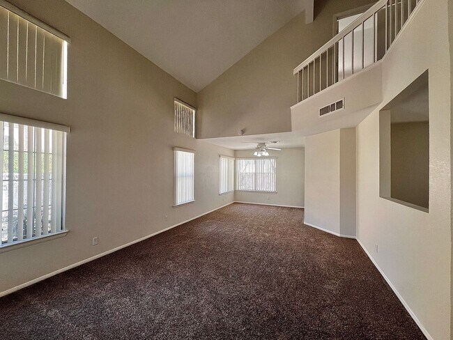 Foto del edificio - LARGE DESERT SHORES HOME, 4 BD 2.5 BATH, VAULTED CEILINGS, INCREDIBLE VALUE