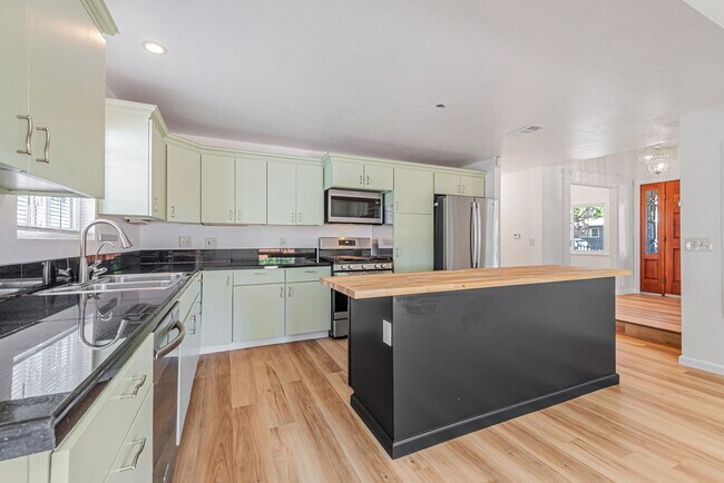 Foto del edificio - 1246 Hollyburne Ave