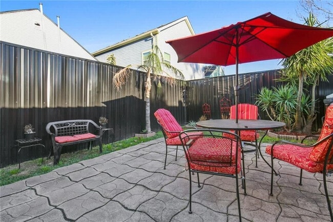 Building Photo - 4048 Banks St