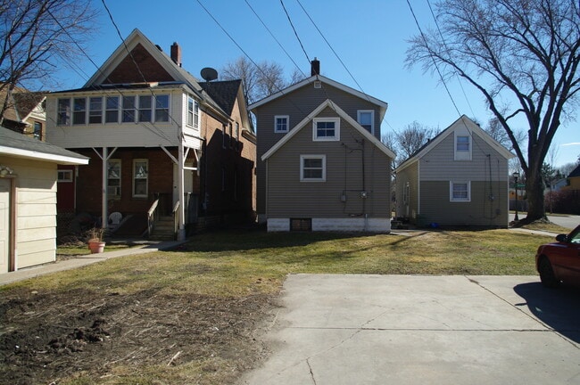 Building Photo - Gorgeous 3 Bedroom - 1-1/2 bath House in Prime St. Paul neighborhood