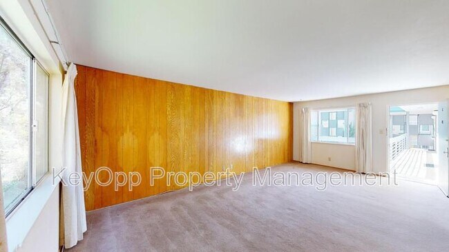 Building Photo - 446 Warren Dr