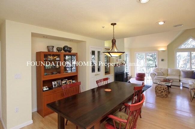 Building Photo - Boyle Park 4BD+/3.5BA, Close to town!  Gue...