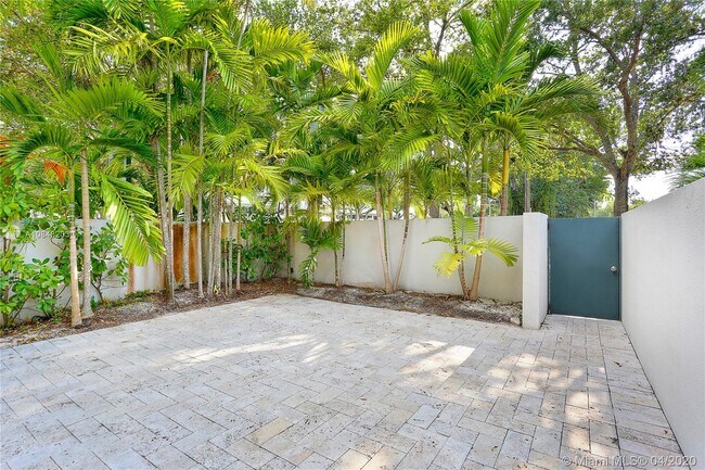 Building Photo - 7085 SW 67th Ave