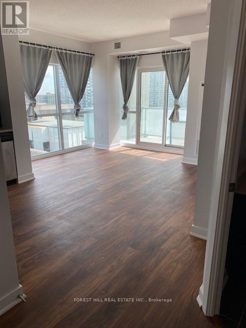 Photo du bâtiment - 5740-5740 Yonge St
