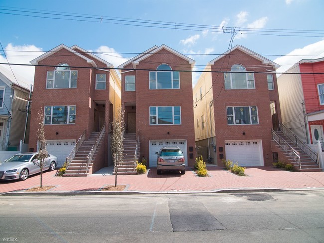 Building Photo - 6 br, 3 bath  - 100 Oak St