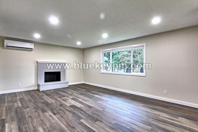 Foto del edificio - 5 Bed, 3 Bath Home in Orchards with Primary Bedroom on Main