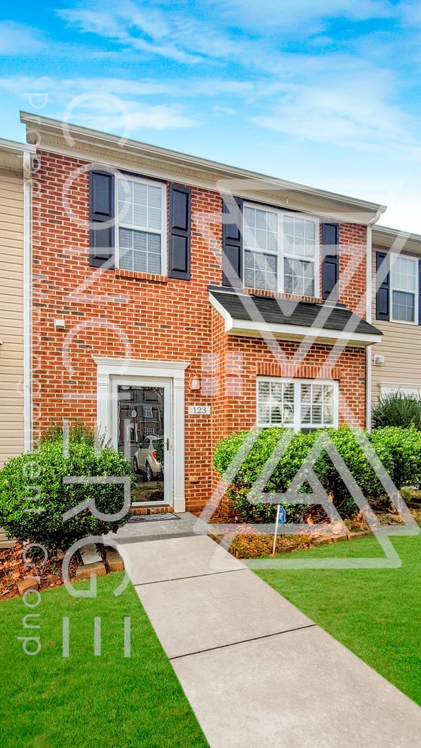 Building Photo - Townhome in Greensboro