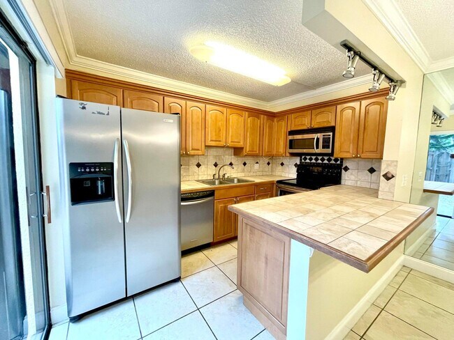 Foto del edificio - 221 Lake Arbor Dr