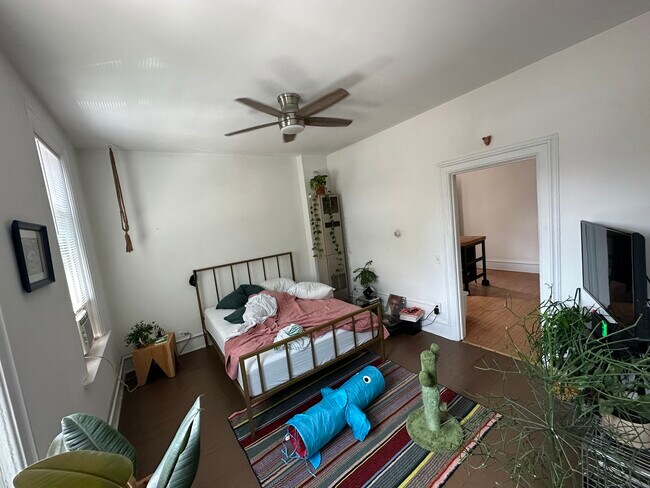 Foto del edificio - 1049 N Marshfield Ave