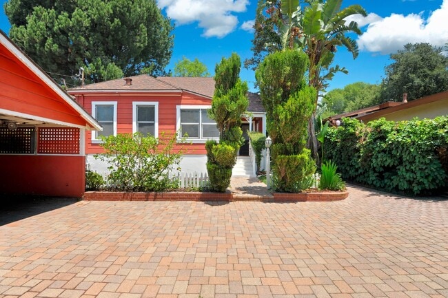 Building Photo - 703 Manzanita Ave