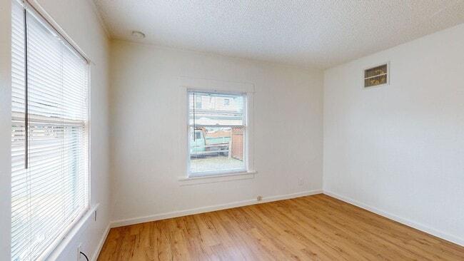 Building Photo - Charming Two Bedroom In the Heart of Downtown Kent !