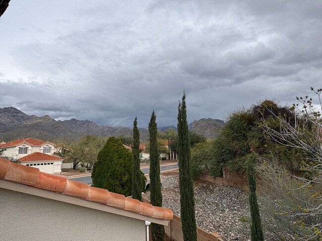 Foto del edificio - Spacious 4BR/3BA Two-Story Home Near Sabino Canyon