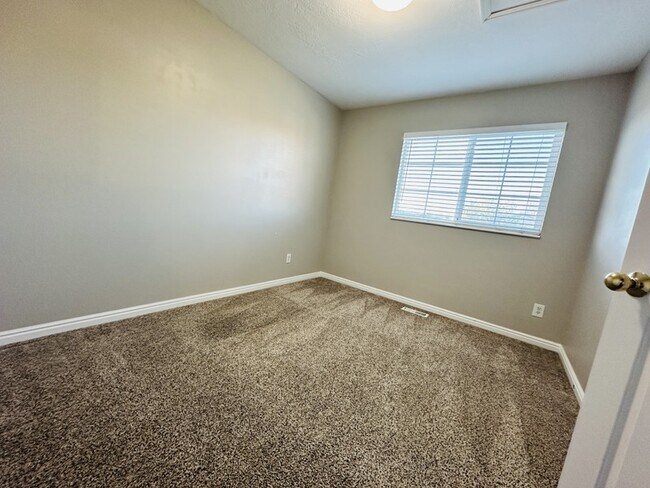 Building Photo - 1569 W 400 S