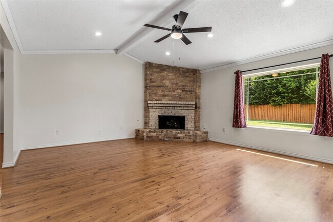 Foto del edificio - 16319 Pitch Pine Dr