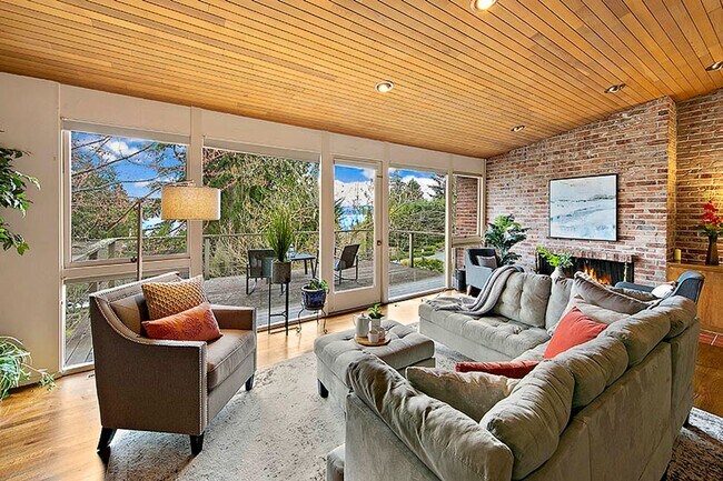 Building Photo - Mercer Island Split Level House