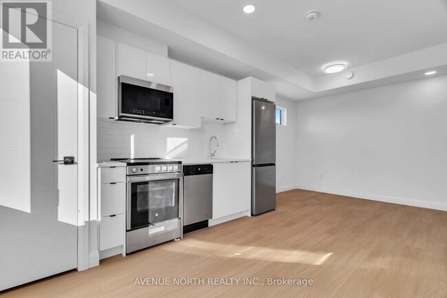 Building Photo - 368 Tweedsmuir Ave