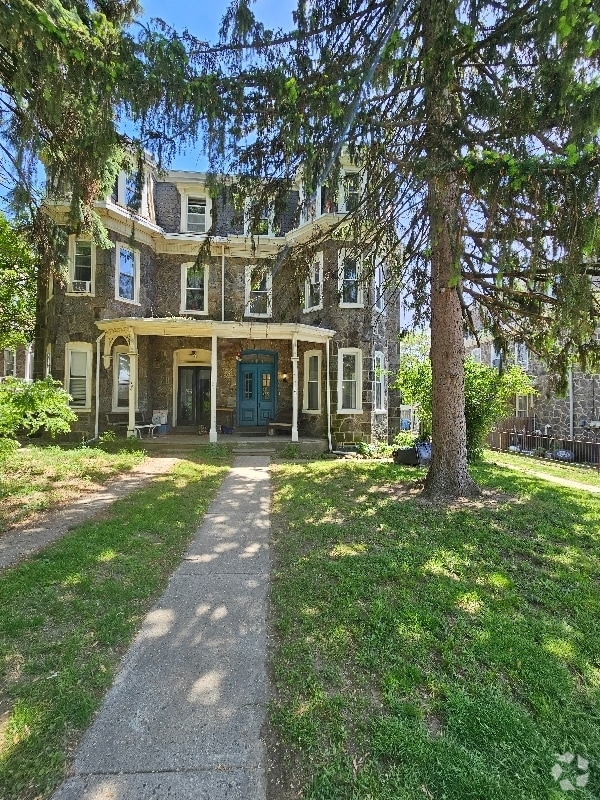 Building Photo - 142 Sumac St