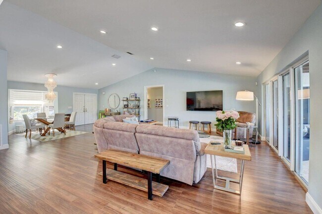 Foto del edificio - 2621 NW 39th St