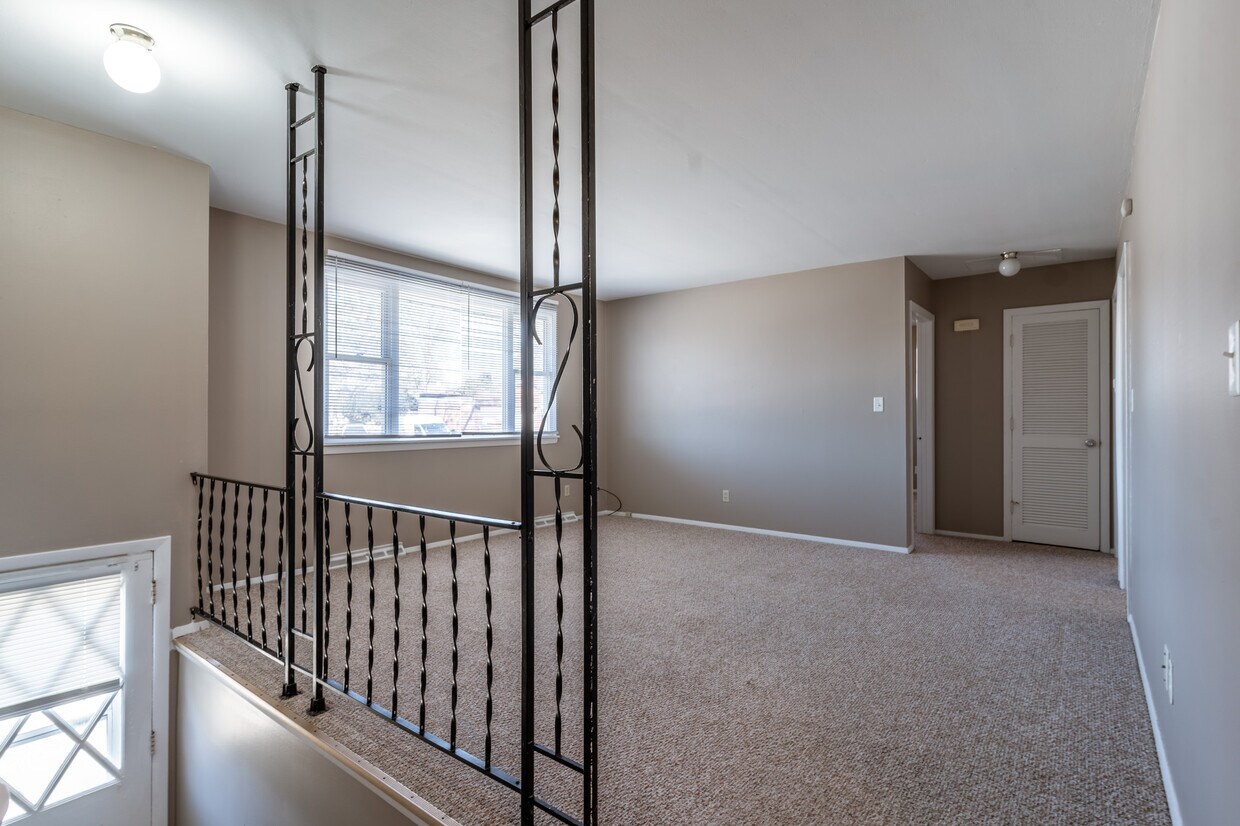 Building Photo - 5056 N Lakeside Pl