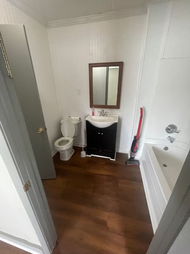 Building Photo - 1/1 Close to DOWNTOWN FLORENCE AVAILABLE N...