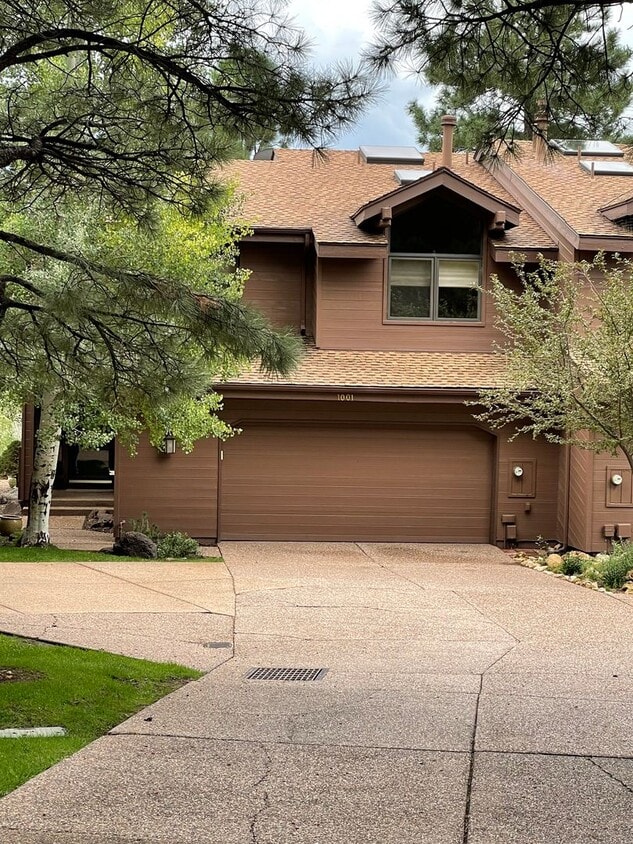 Primary Photo - Beautiful Lakepoint Townhome