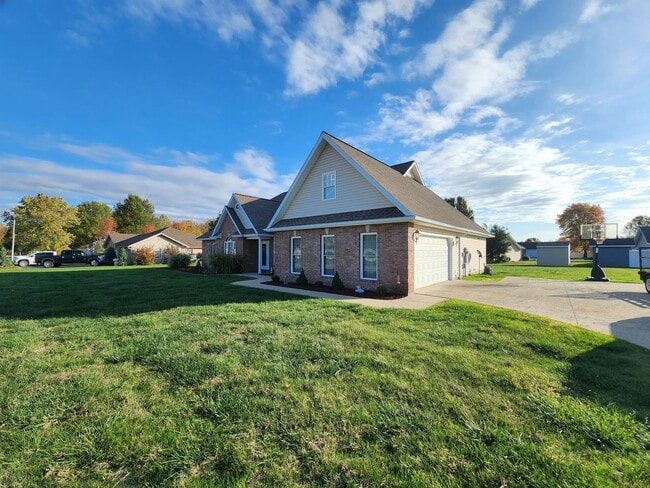 Building Photo - Beautiful, 5-bedroom home in a quiet subdi...