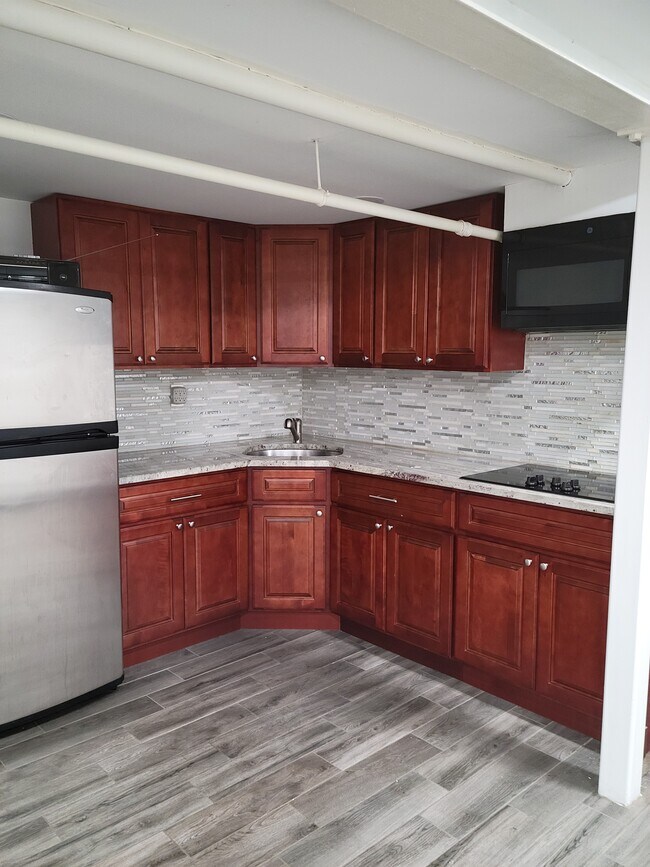 Building Photo - 528 Snediker Ave