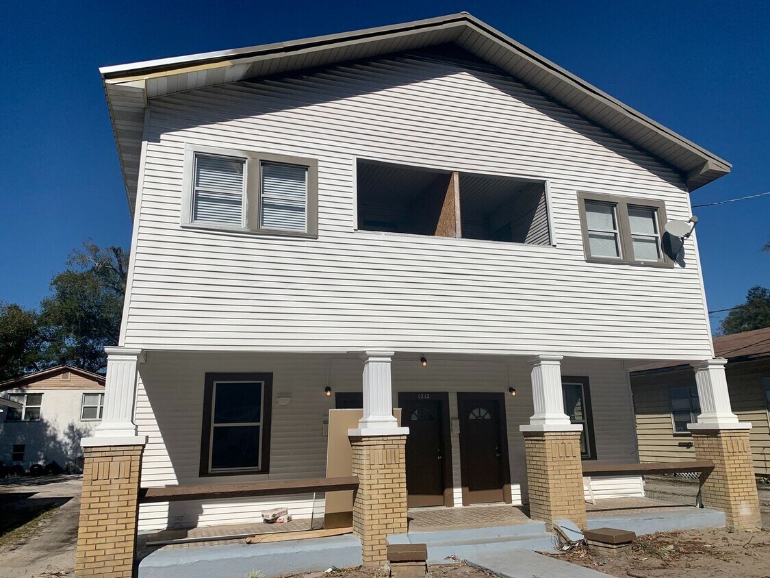 Primary Photo - SPACIOUS 3 BEDROOM 1.5 BATHROOM APARTMENT ...