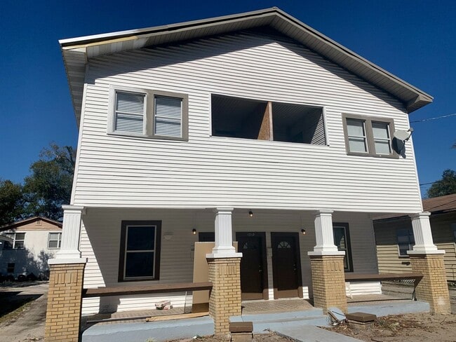 SPACIOUS 3 BEDROOM 1.5 BATHROOM APARTMENT ... - SPACIOUS 3 BEDROOM 1.5 BATHROOM APARTMENT ...
