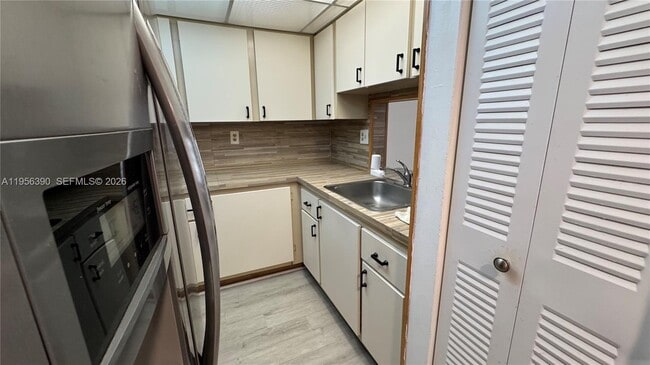 Building Photo - 9688 Fontainebleau Blvd