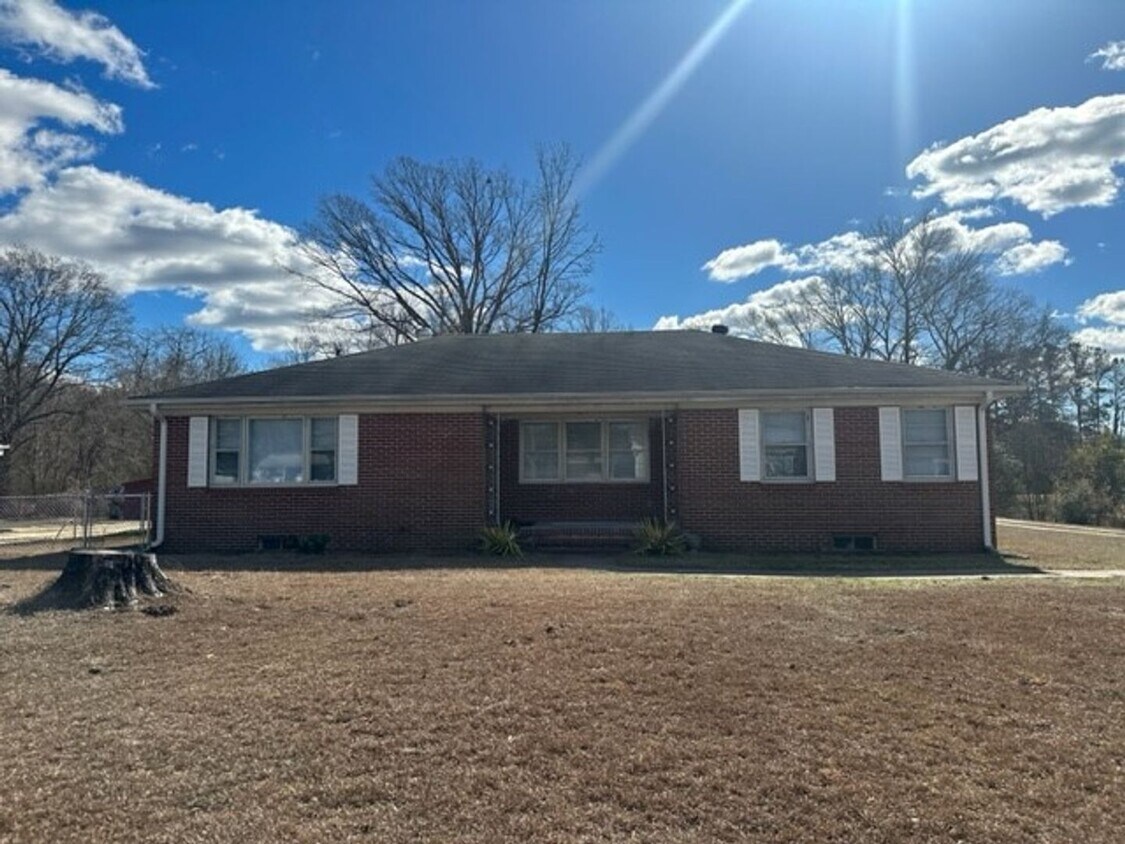 Primary Photo - 3 Bed/1 Bath Home - Convenient Location