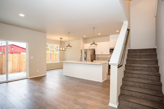 Building Photo - Midtown 3 Bedroom Rental