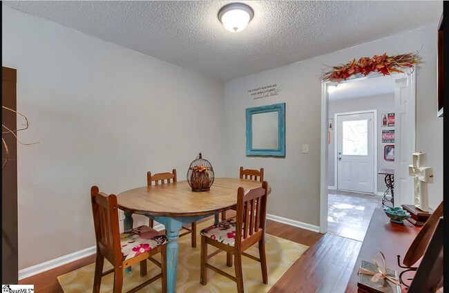 Foto del edificio - 2 Bed, 1 Bath Duplex Unit Available in Tra...