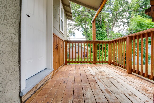 Puerta principal - 905 Plaza St