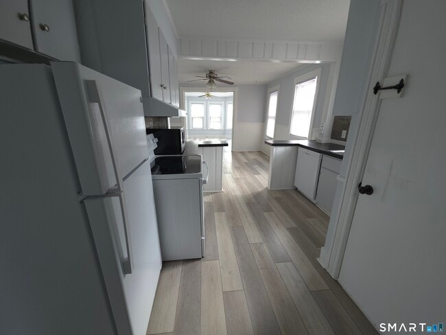 Building Photo - 303 Newtown Ave