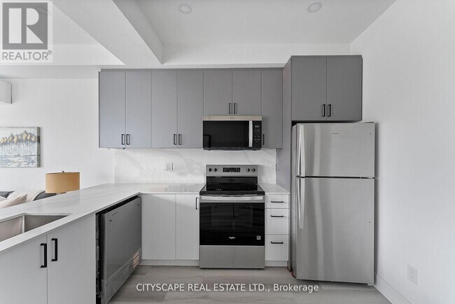 Photo du bâtiment - 587 Oakwood Ave
